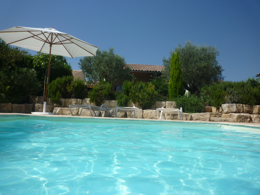 Un grand espace piscine est disponible dans la propriété avec transats et parasols