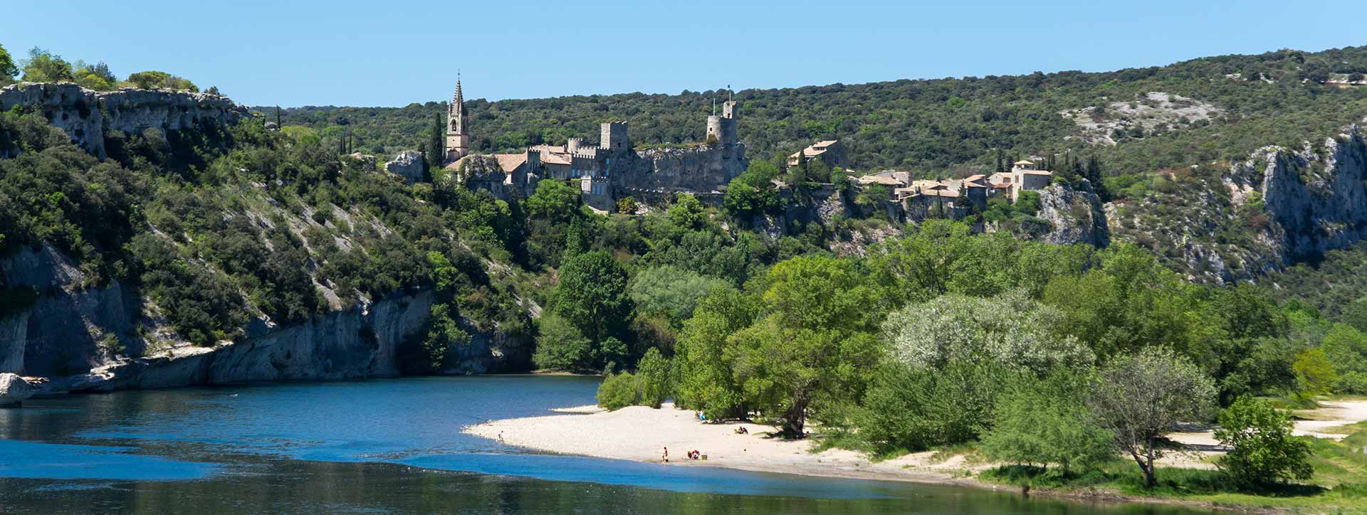 8 gîtes avec piscine dans un des plus beaux villages de France à Aiguèze sur les Gorges de l'Ardèche.